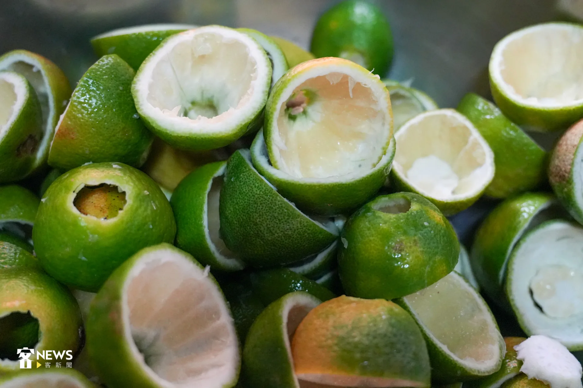 接著將檸檬頂端挖洞，便於將果肉取出。蔡依璇攝