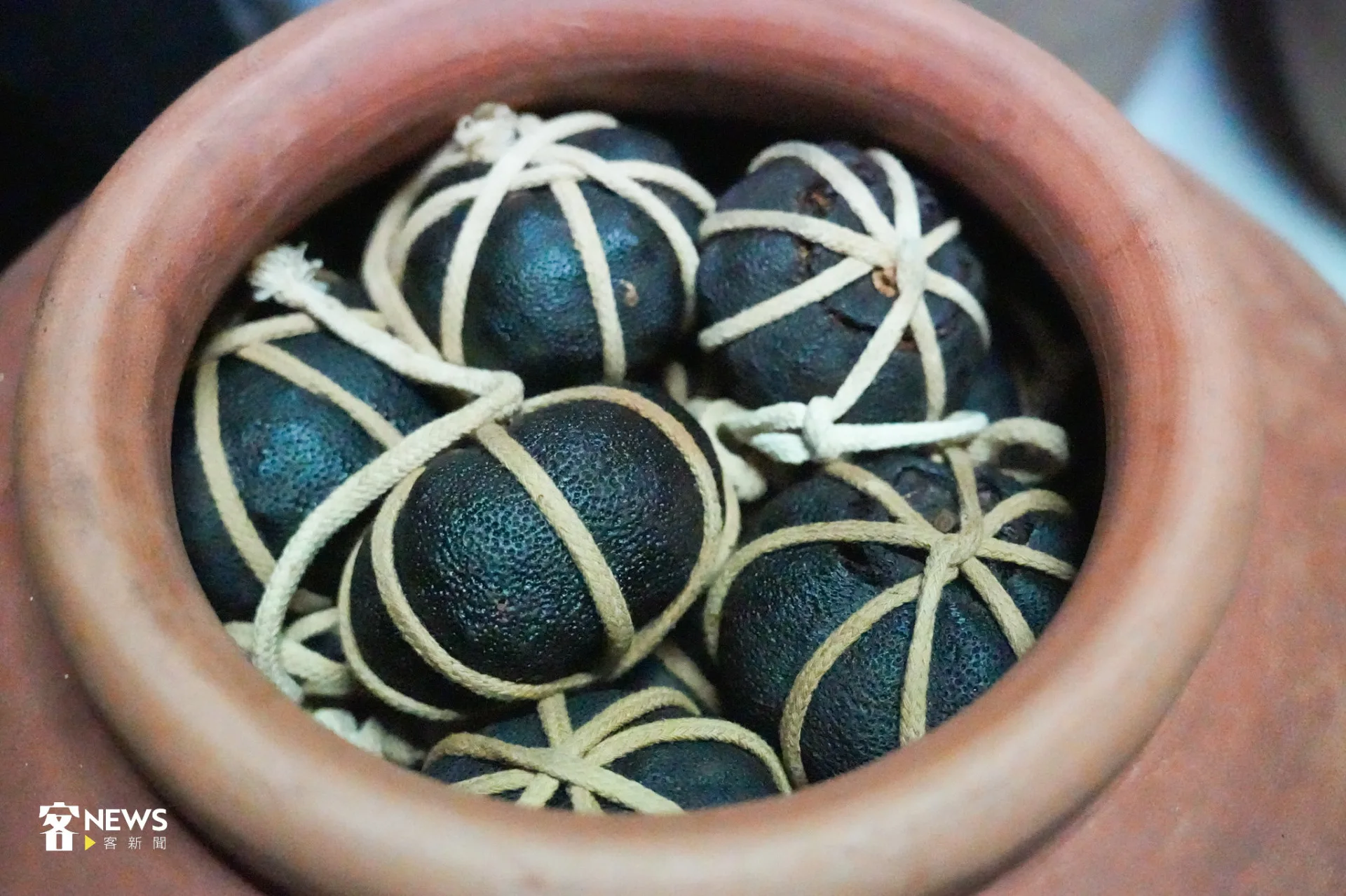 看似靜待時間流逝，實則微生物仍在悄悄活動，使茶愈陳愈香。蔡依璇攝