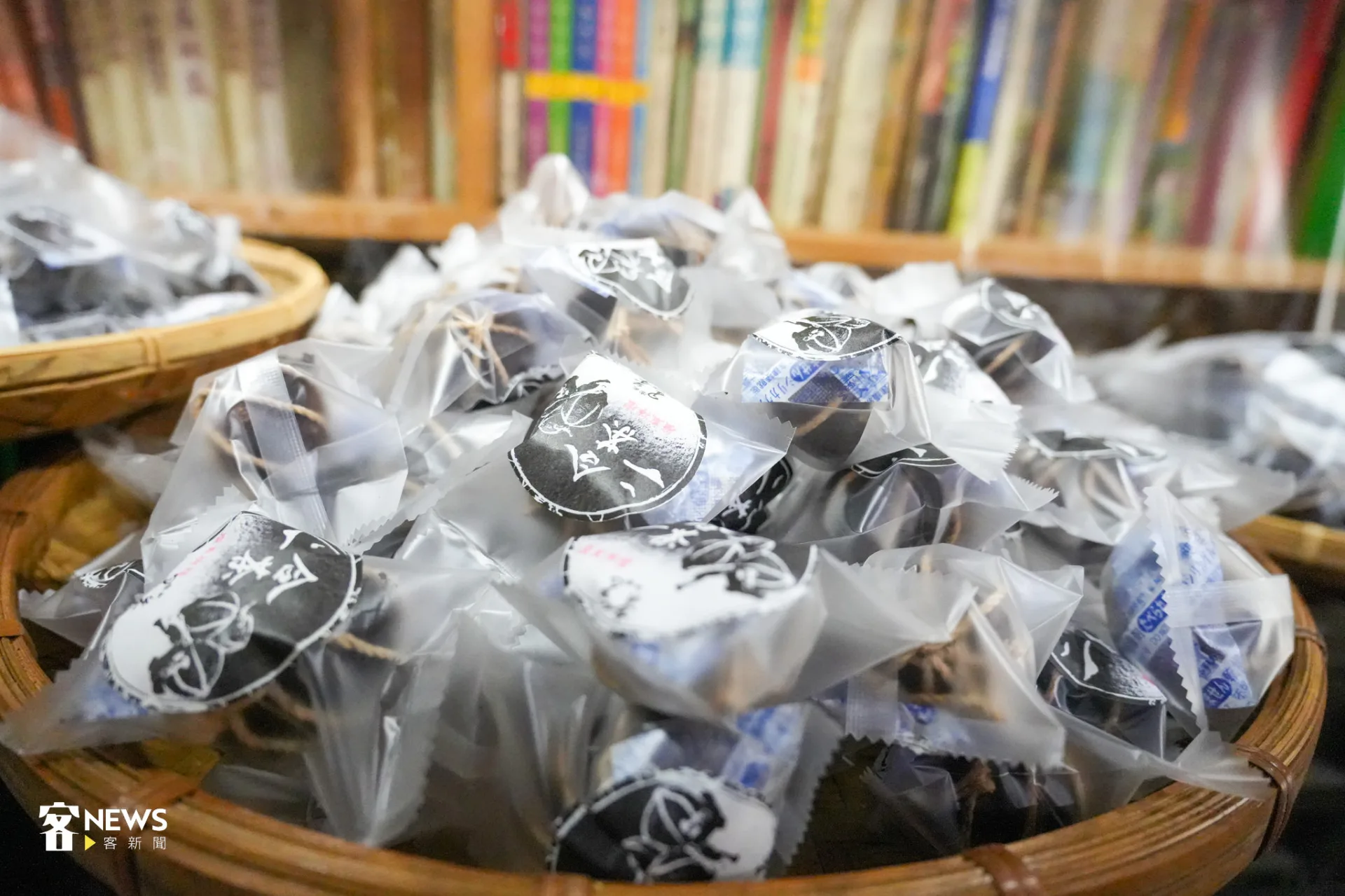 一顆顆不同配方、包裝好的半顆茶。蔡依璇攝