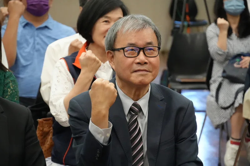 教育部長鄭英耀(前)表示,校園手機使用原則將公告,以「集中管理」為原則,但尊重各校與師生、家長共同討論和制定出的管理方式。中央社