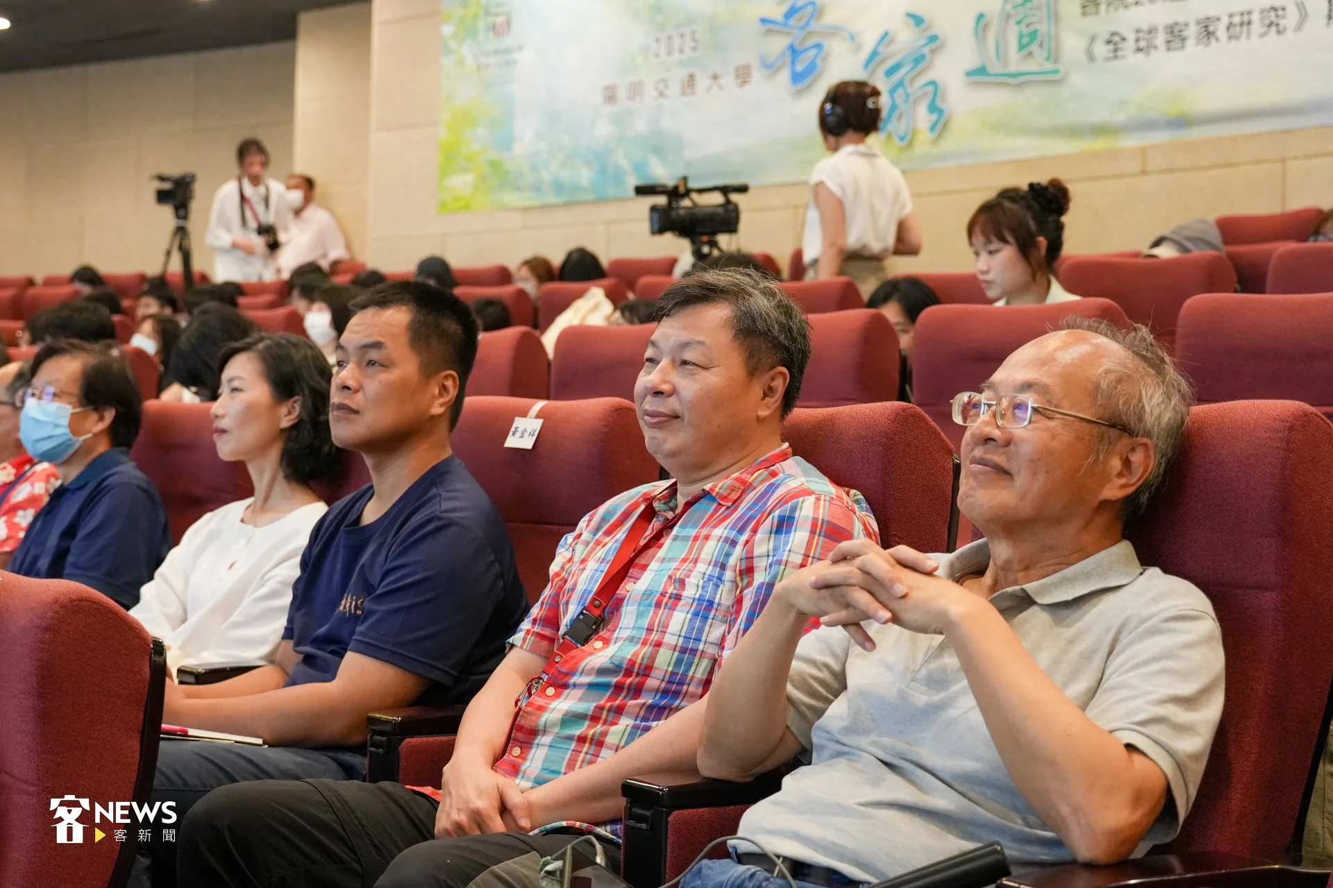 多位投身客家研究的學術人士與會,聆聽陽明交大客院新書發表。蔡依璇攝