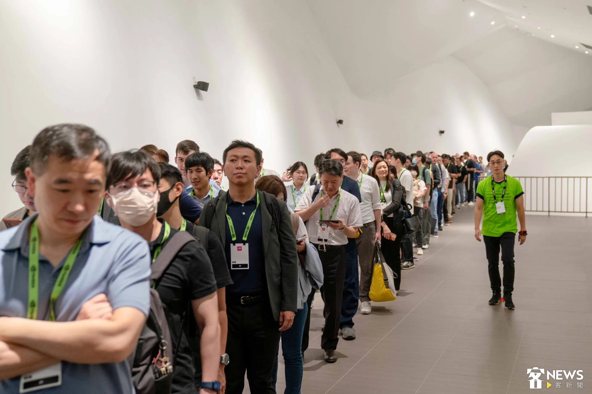 不到上午9點,北流外已排滿準備進場聆聽黃仁勳演講的人潮。朱愷元攝