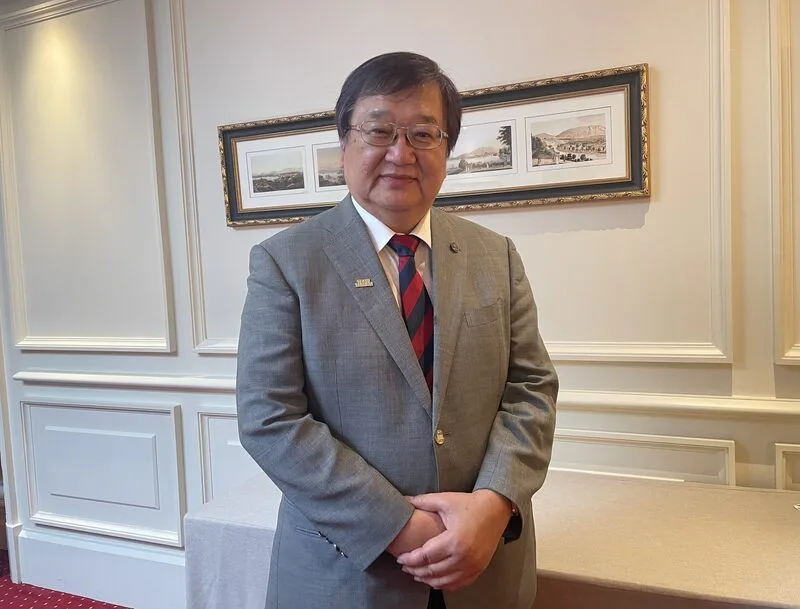 衛福部長邱泰源在世衛大會(WHA)開幕日表示,美國刪減援助使世衛面臨經費短缺壓力,對台灣則可能是個轉機,透過對世界各國「雪中送炭」。中央社