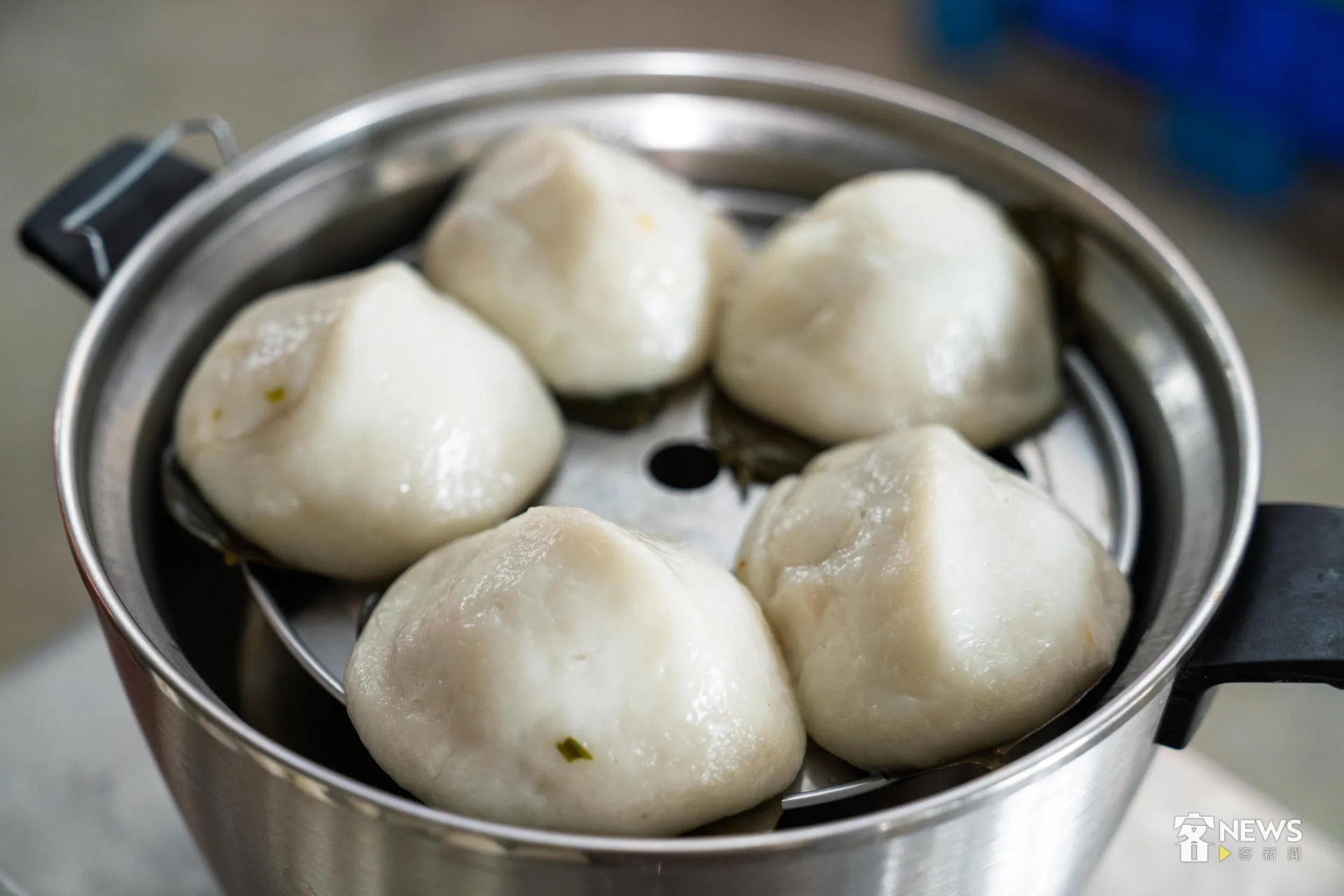 菜包的主角是蘿蔔絲,皮薄餡多。李台源攝