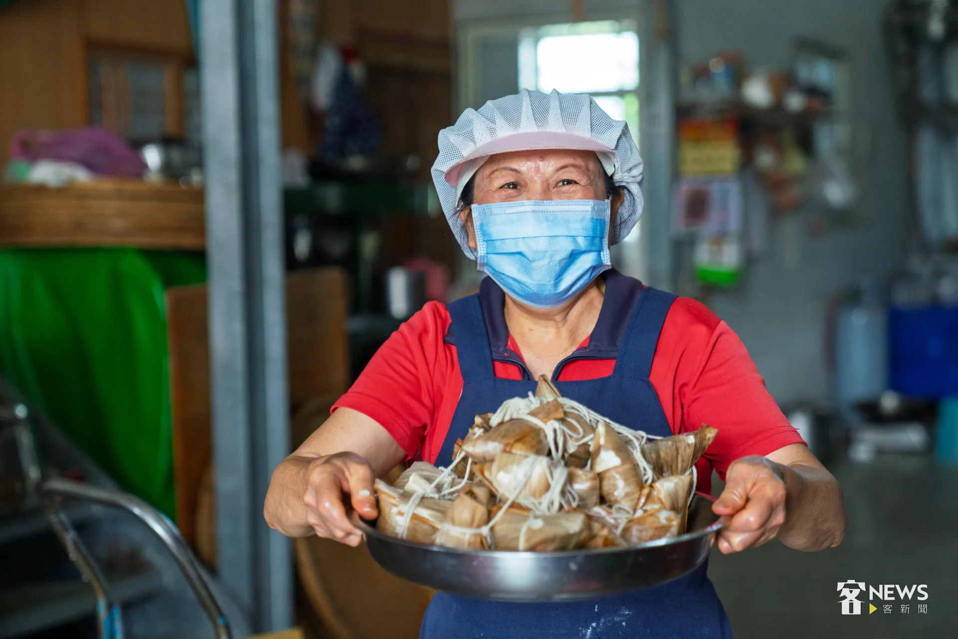 擁有30年製粄經驗的客家米食師傅、葉群芳。李台源攝