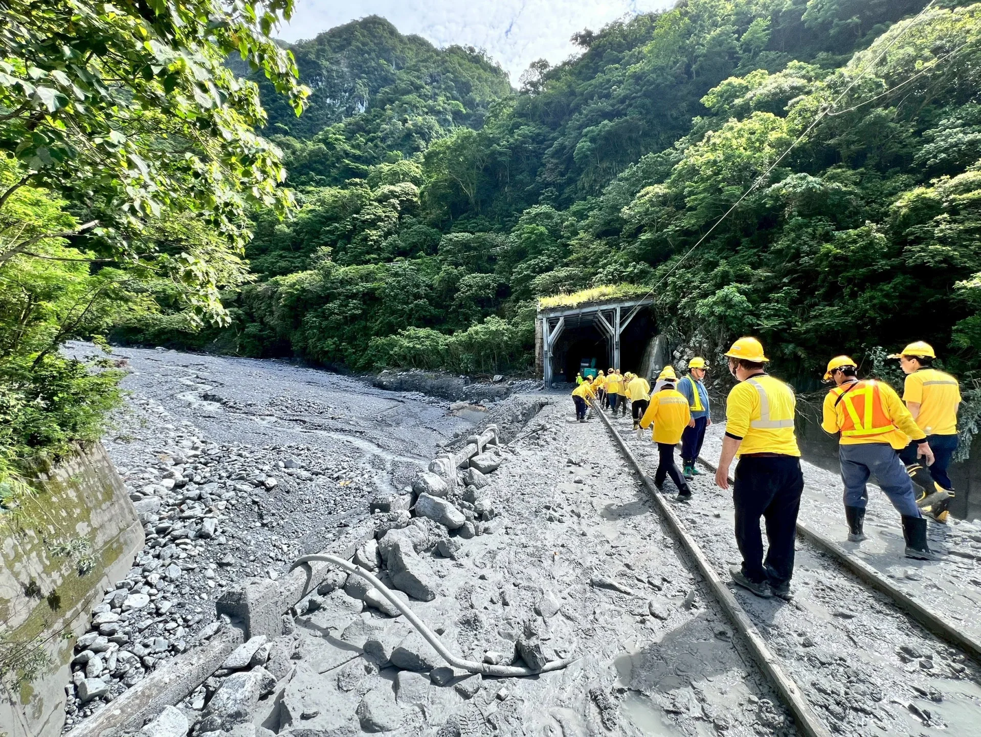 台鐵北迴線和仁與崇德間搶修現場。台鐵提供