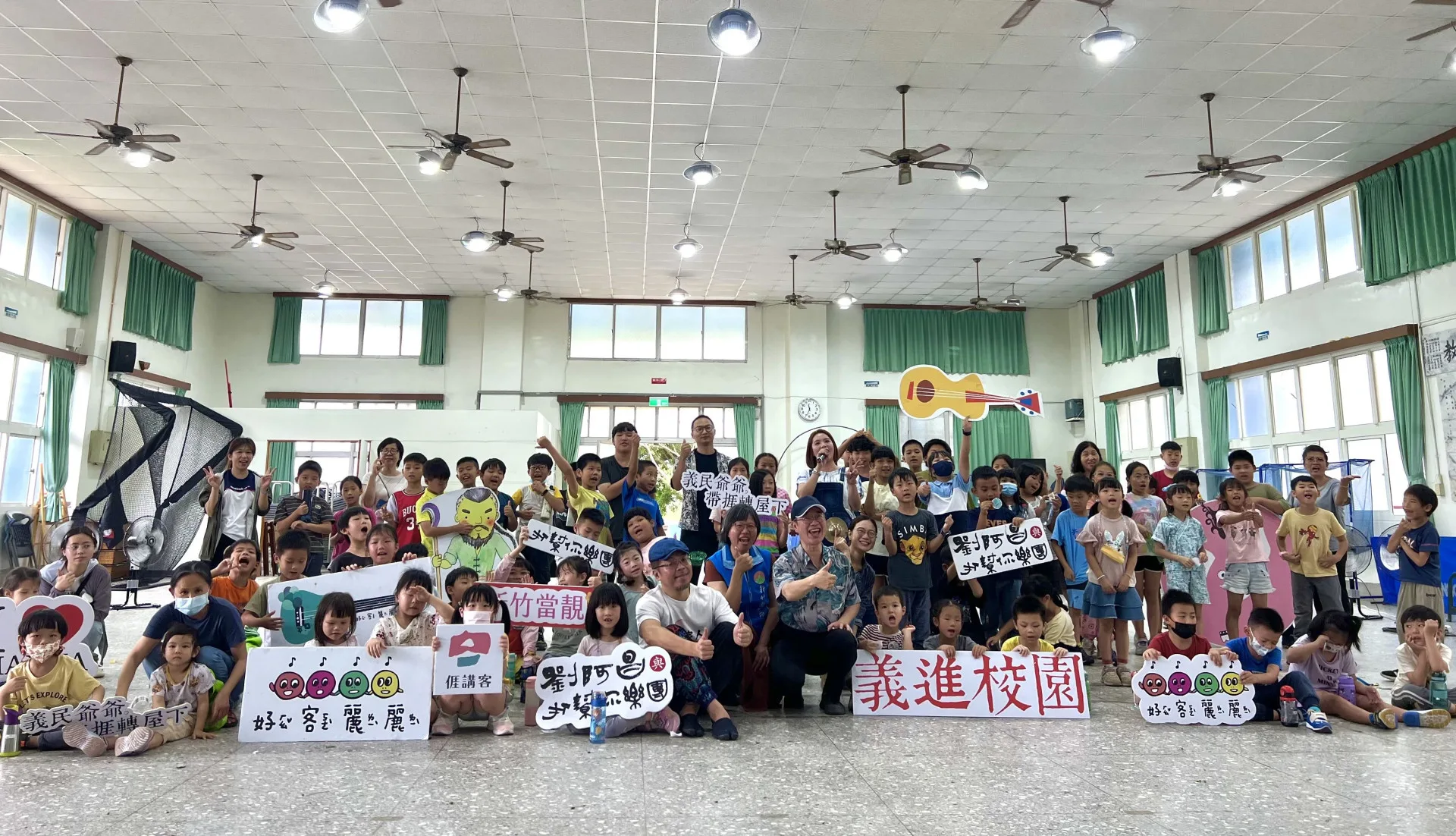 「義進校園」21日來到關西東光國小,以五感體驗式客家演出寓教於樂,扎根客家義民文化。新竹縣政府文化局提供