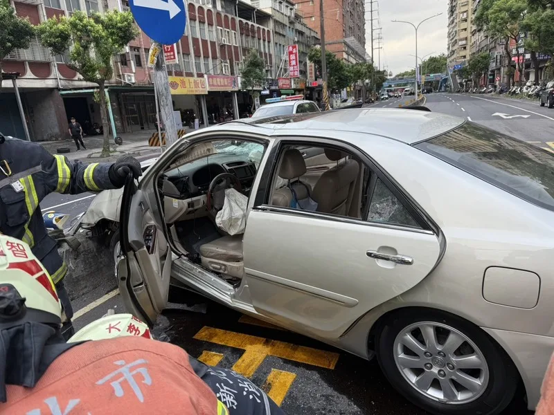 新北市三峽區國成街與國光街口19日下午發生重大車禍,1輛自小客車不明原因衝撞多名路人,多人受傷,駕駛受困車內被救出送醫。翻攝畫面