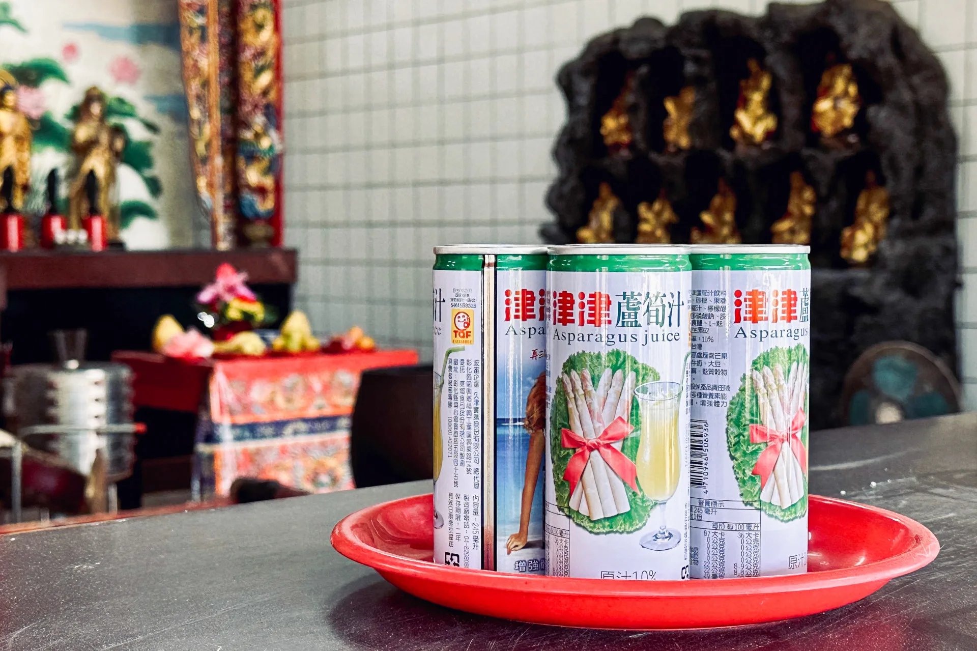 神明也愛蘆筍汁。蕭秀琴攝