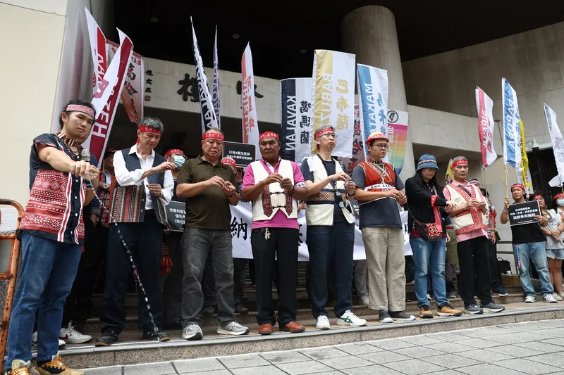 噶瑪蘭、巴布薩等多個原民族群代表21日在立法院外,以傳統儀式向祖靈溝通致意並表達反對另立「平埔族群」或「平埔原住民族群」權利體系,呼籲立法院內政委員會進行修正或擱置《平埔原住民族群身分法》草案。中央社