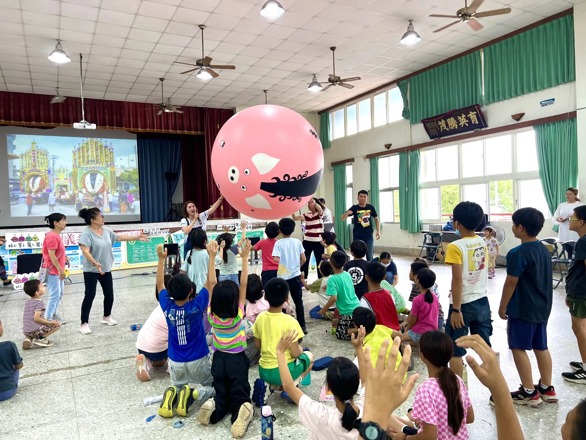 「義進校園」21日來到關西東光國小,以五感體驗式客家演出寓教於樂,扎根客家義民文化。新竹縣政府文化局提供