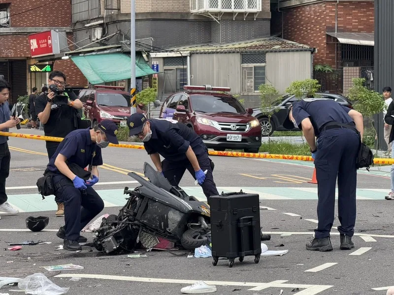 新北市三峽區北大國小外19日發生重大車禍,警方鑑識人員在國光街與國成街口,對遭撞擊的機車殘骸進行鑑識工作。中央社