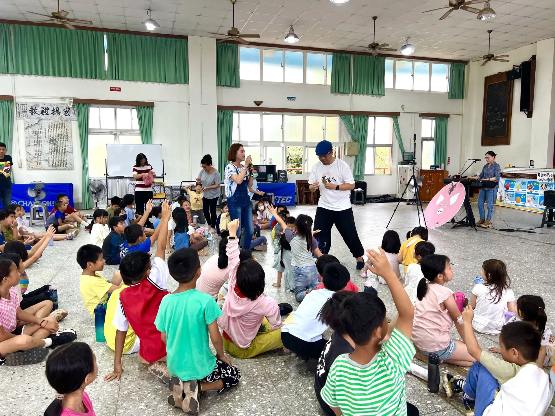 「義進校園」21日來到關西東光國小,以五感體驗式客家演出寓教於樂,扎根客家義民文化。新竹縣政府文化局提供
