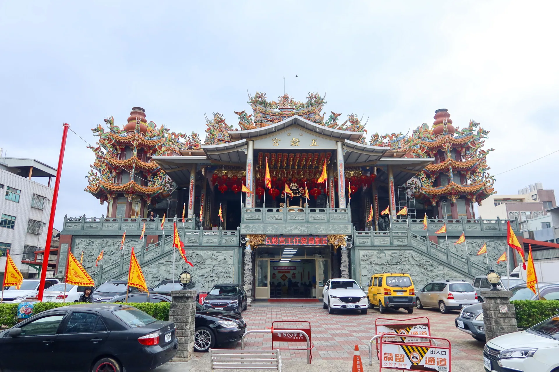 2006年竣工慶成福醮的公館館中村五穀宮,朝空中發展,一樓當活動中心、停車場,神祇供奉在二、三樓。何來美攝