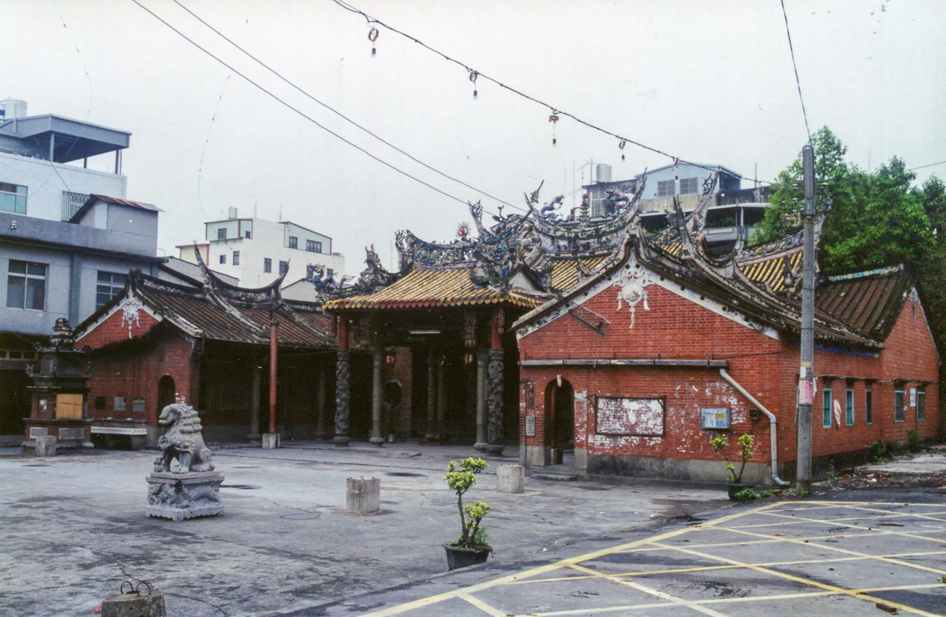 公館鄉館中村五穀宮2000年拆除前的樣貌,古色古香,充滿宮廟建築藝術之美。何來美攝