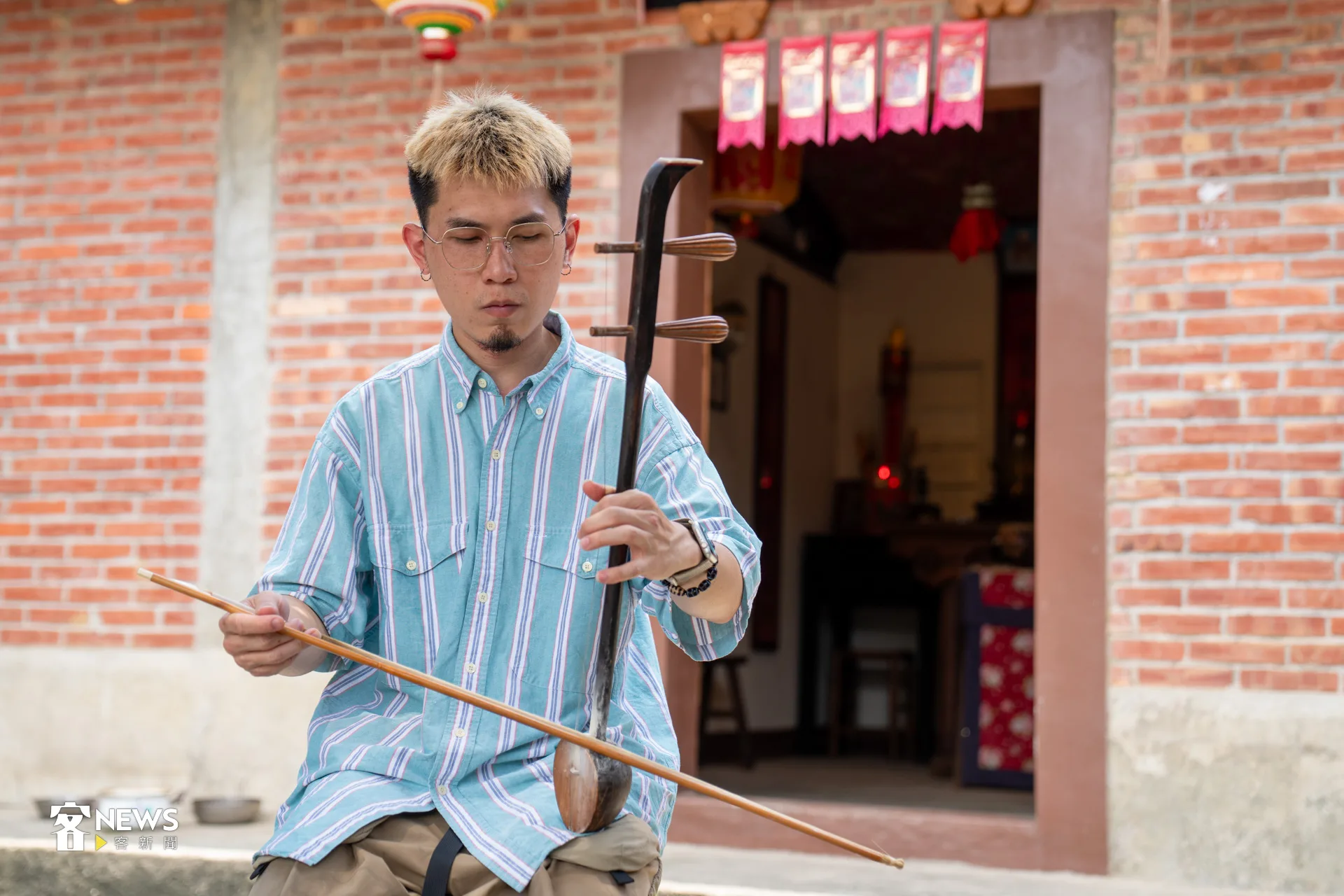 佐京說，演奏客家八音一定要會至少兩樣樂器。洪藝晅攝