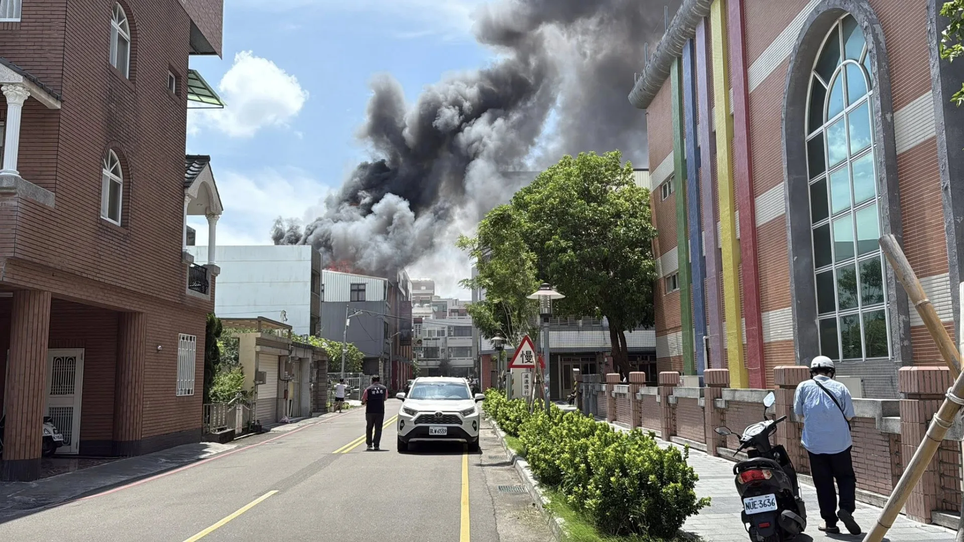 苗栗市文峰街一處工地23日發生火警,延燒到兩側民宅。翻攝FB