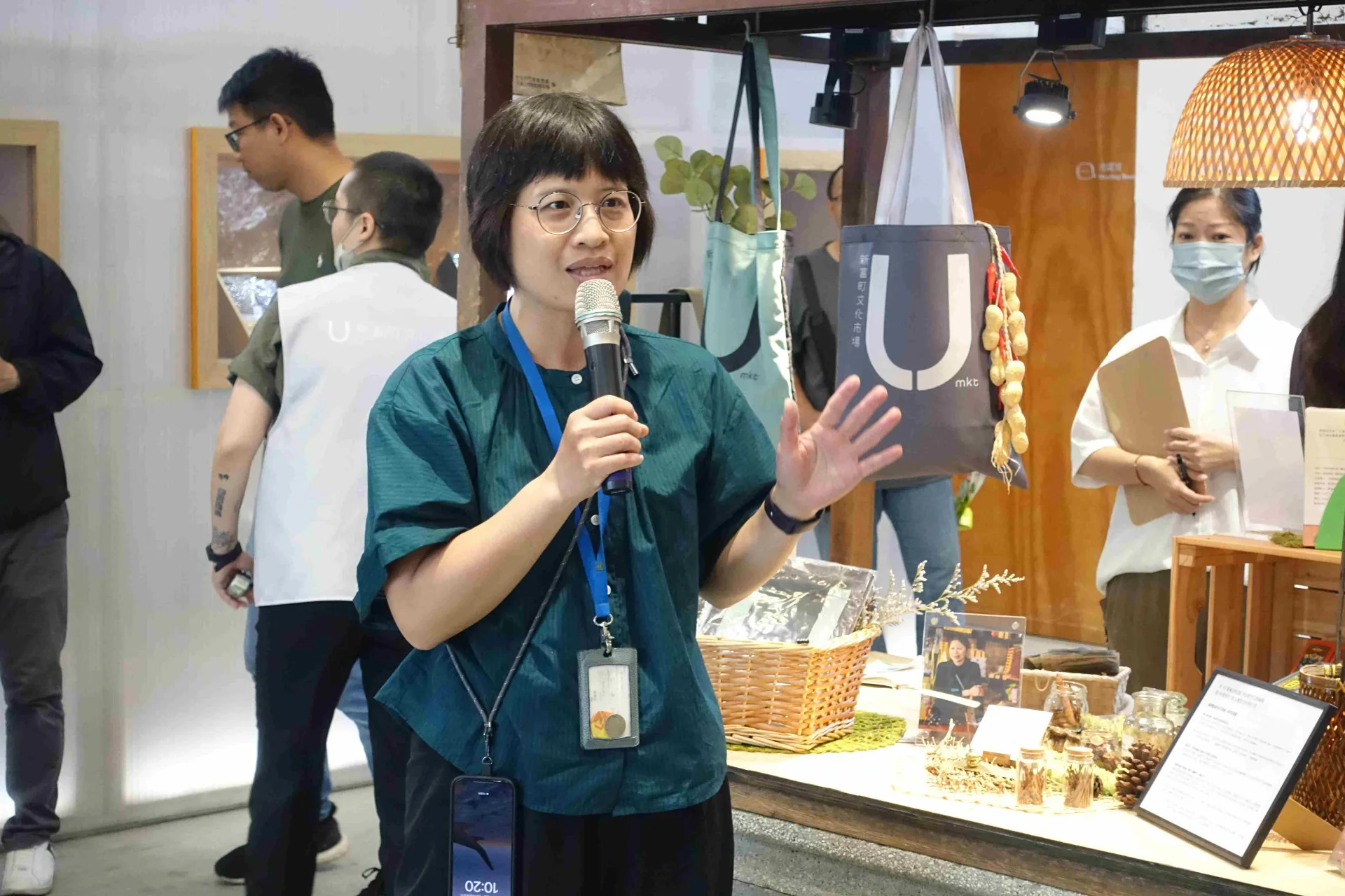 新富町文化市場總監洪宜玲導覽。客家委員會提供