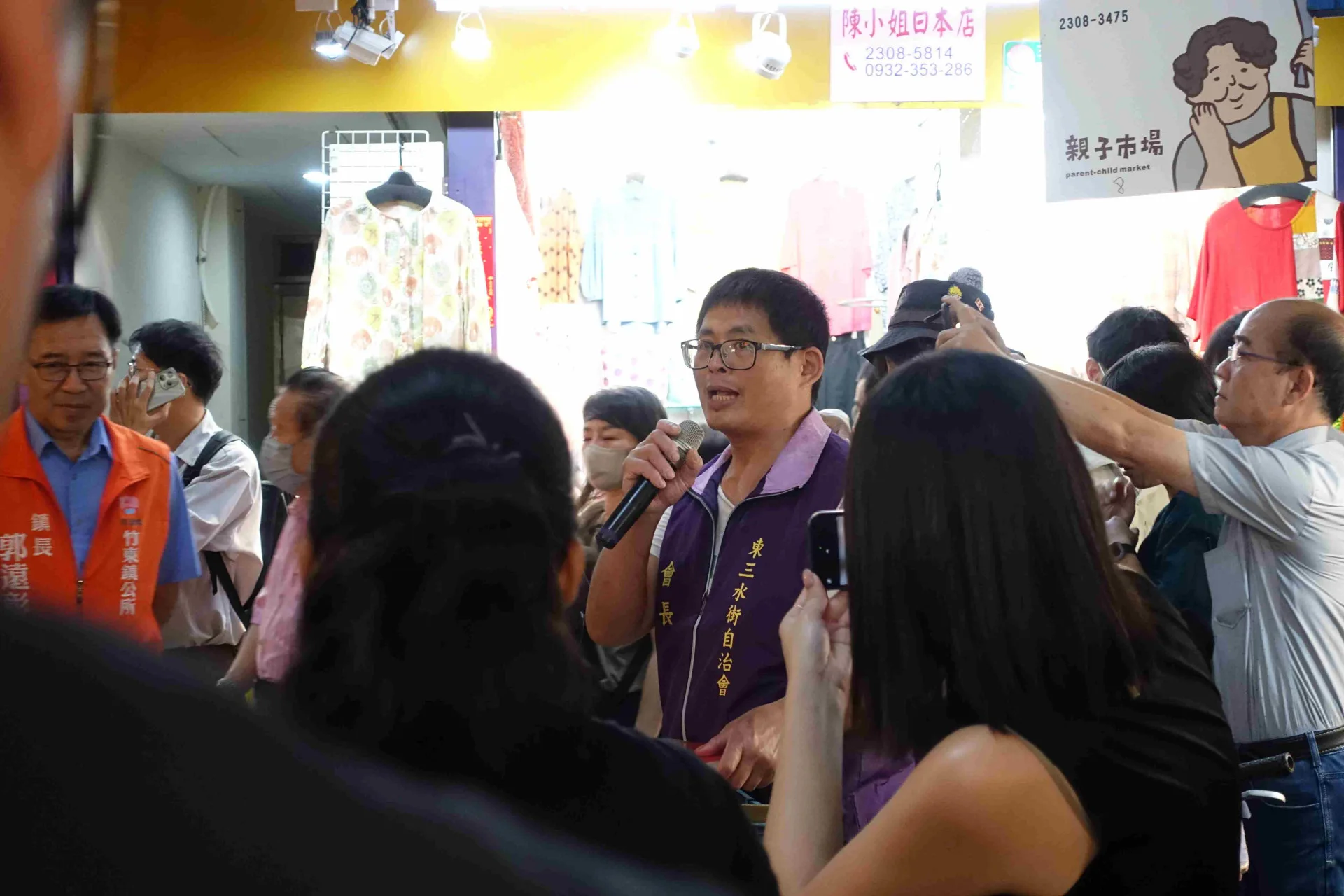 東三水街市場自治會會長蕭銘宏導覽。客家委員會提供