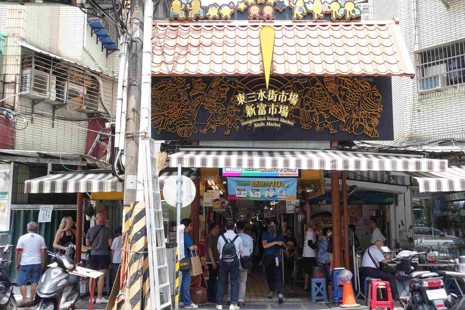客委會盼各地客庄打造專屬再生市集,圖為觀摩市場創意招牌。客家委員會提供