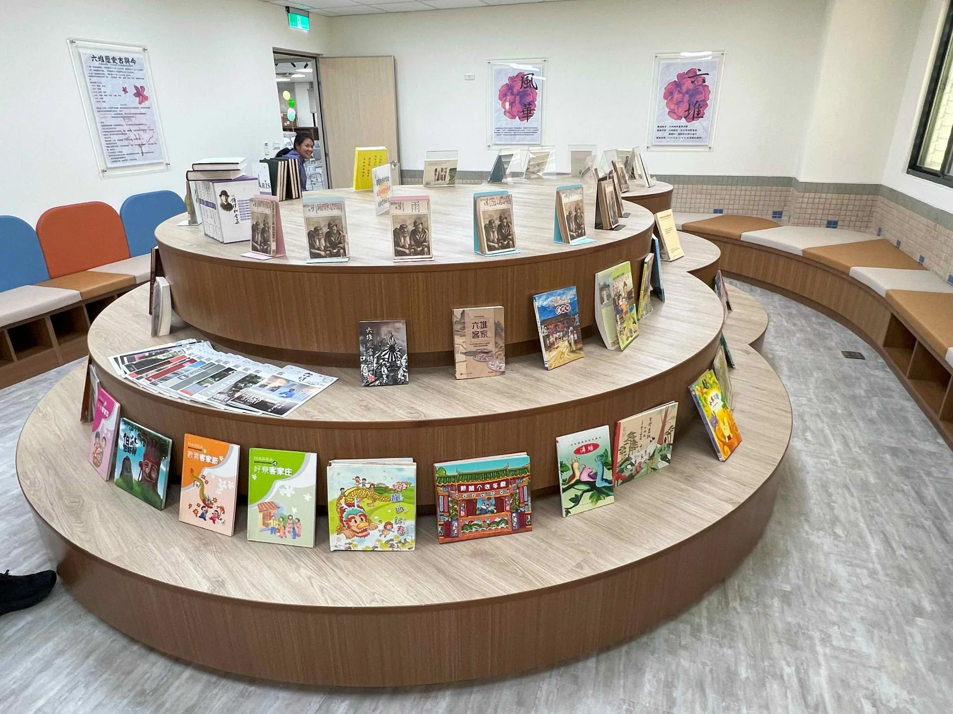 圖書館內有客家圖書及繪本展示。客家委員會提供