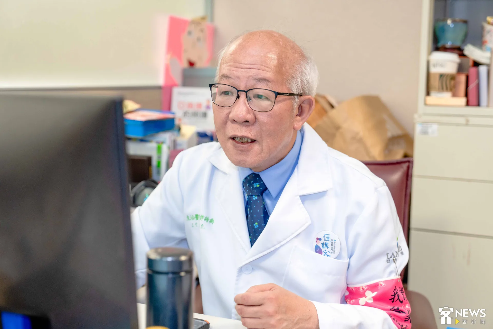 行醫超過40年的許詩典是桃園客家人，四縣腔、海陸腔都可以溝通。朱愷元攝
