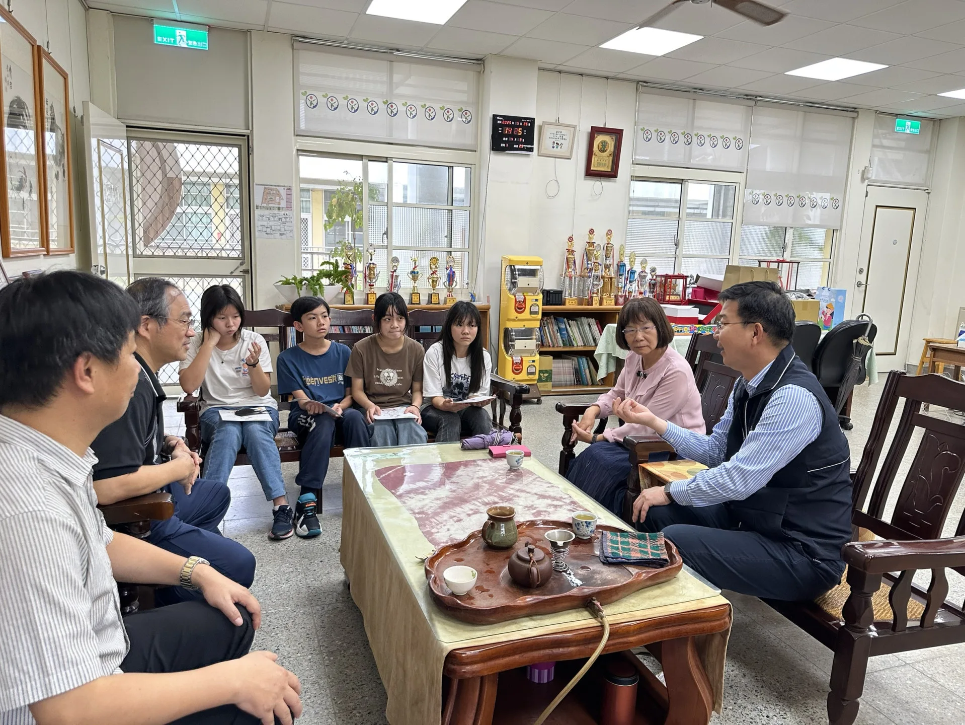 江俊龍用客語茶敍對話，聽取東勢成功國小學生分享參賽的過程和得獎感受。