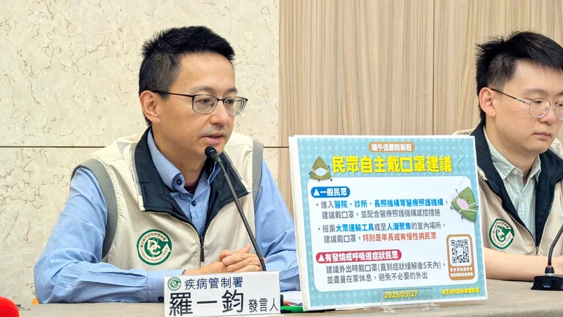 衛福部疾管署發言人羅一鈞(左)27日表示,本次COVID-19疫情來勢洶洶,估6月底、7月初疫情才會達高峰,屆時就診人次上看15到20萬,建議民眾3情況佩戴口罩。中央社