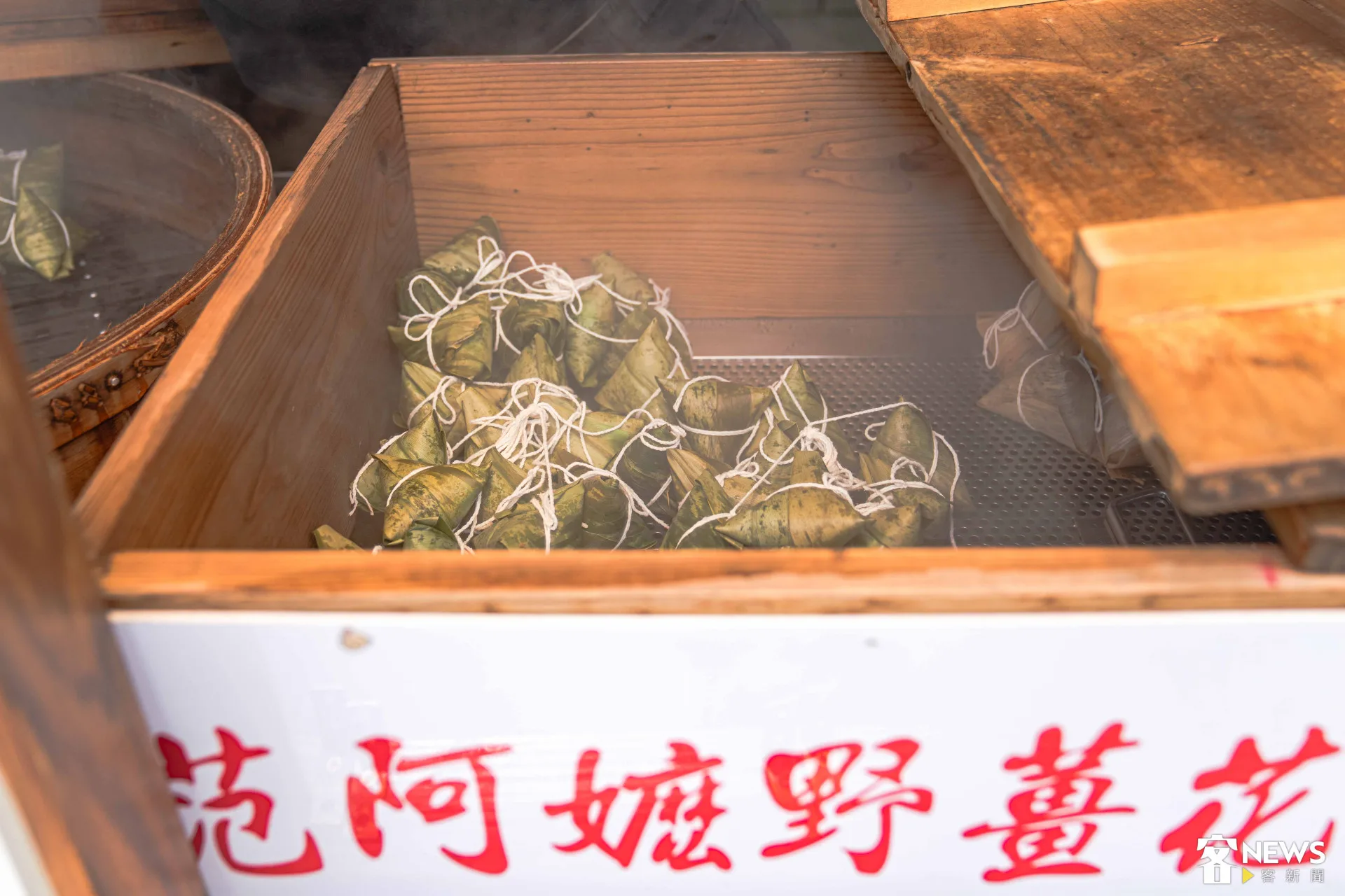 剛出爐的野薑花粽。朱愷元攝