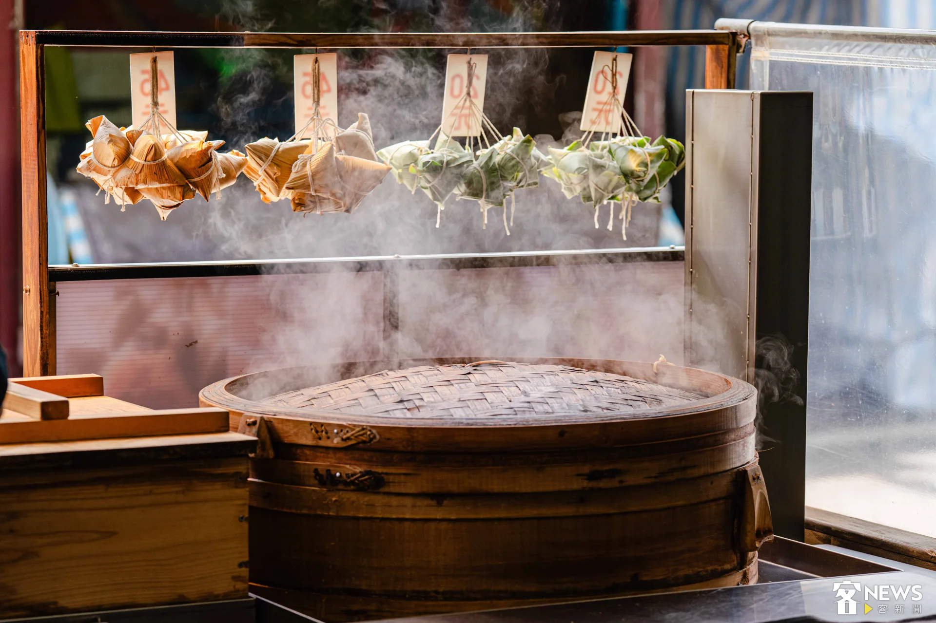 五月節將近，高油、高鈉的肉粽吃一顆下肚，得跑60分鐘慢跑，才能消耗多餘熱量。圖為現蒸的野薑花粽。朱愷元攝