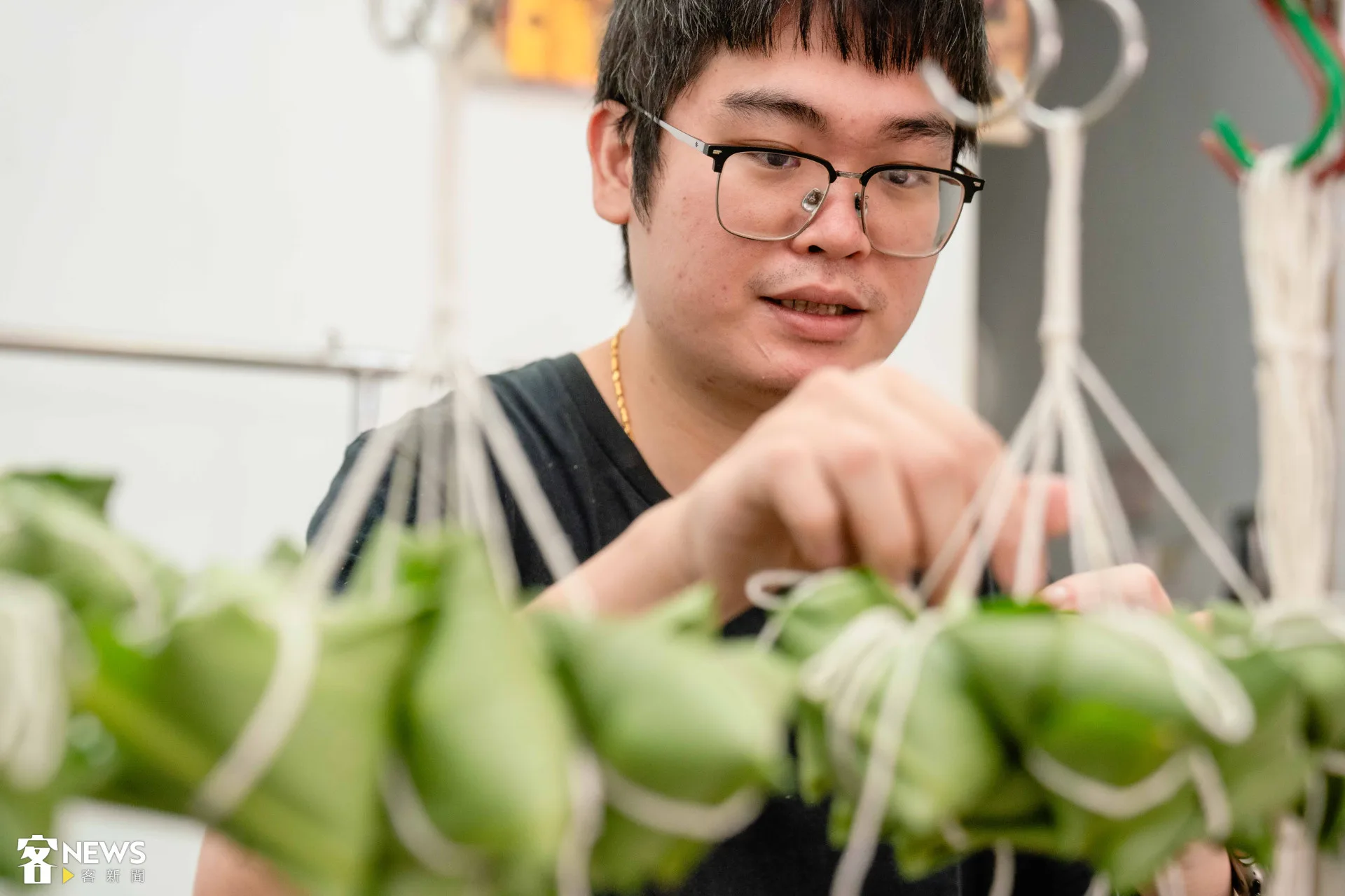 清晨4點,石禹鈞就要起床,準備當日需要的食材。朱愷元攝