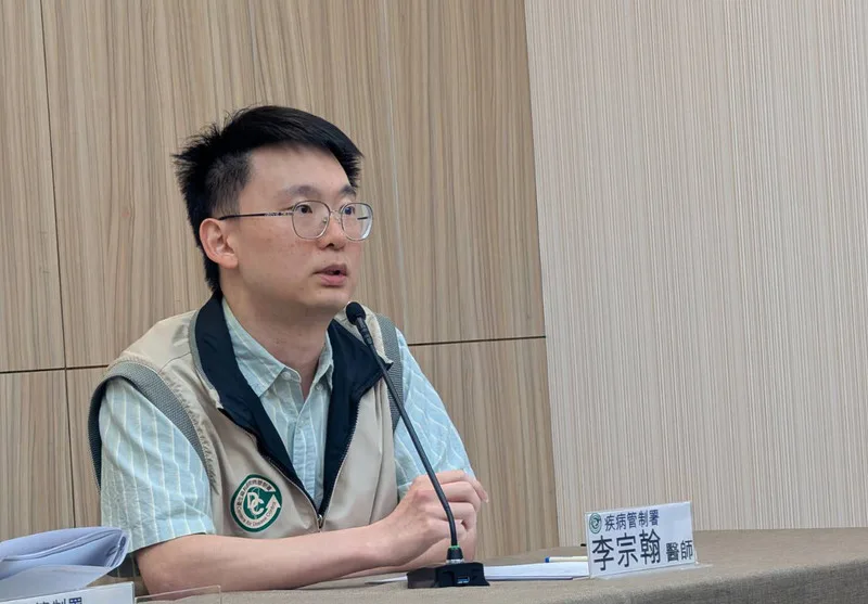 衛福部疾管署防疫醫師李宗翰（圖）27日表示，上週新增COVID-19重症中，包含114年年紀最小個案，為南部1個月大男嬰就醫後因呼吸喘，且血氧偏低、二氧化碳偏高出現「酸中毒」現象，住加護病房。中央社