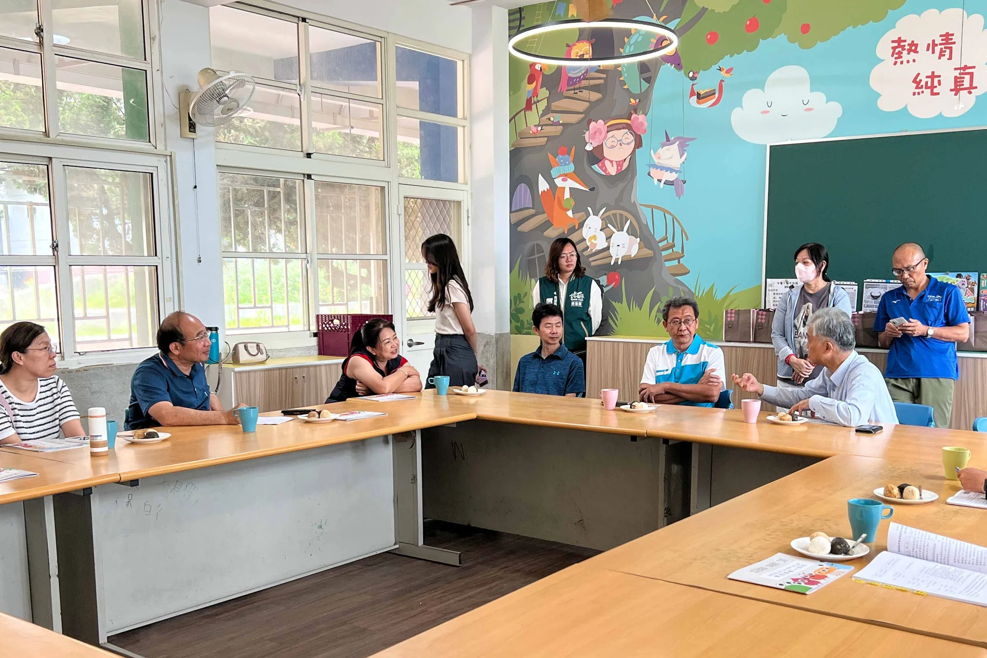 客委會副主委范佐銘與雲林縣政府及東興國小團隊進行交流與討論。客委會提供