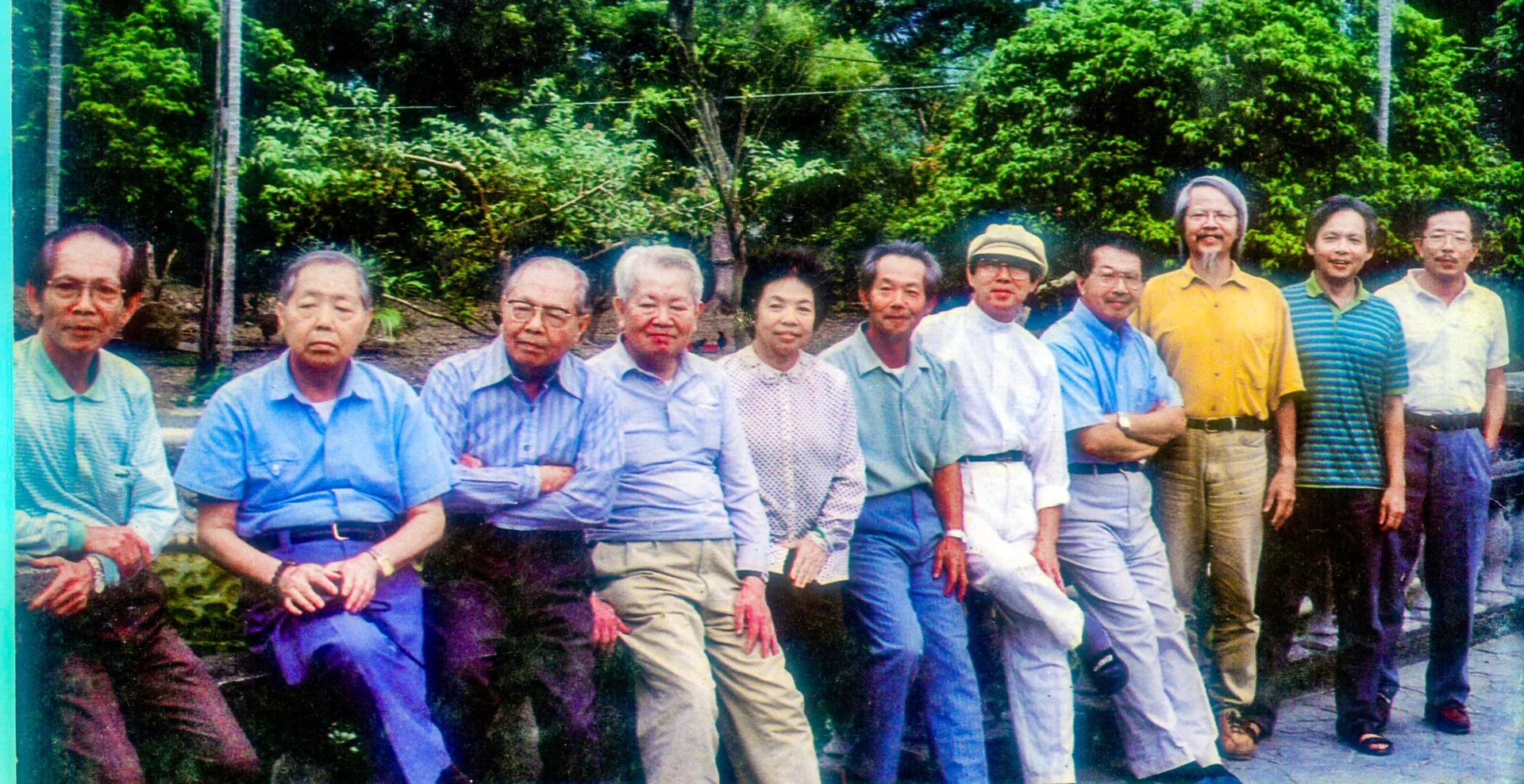 范光群(右二)是關西「十子登科」老九,1997年他與兄姊弟合影,從左到右依序是光霖、光宇、光宙、光遠、翠霞、光銘、光煥、光燿、光棣、光群、光兆。何來美翻攝自《客家》雜誌第87期封面。