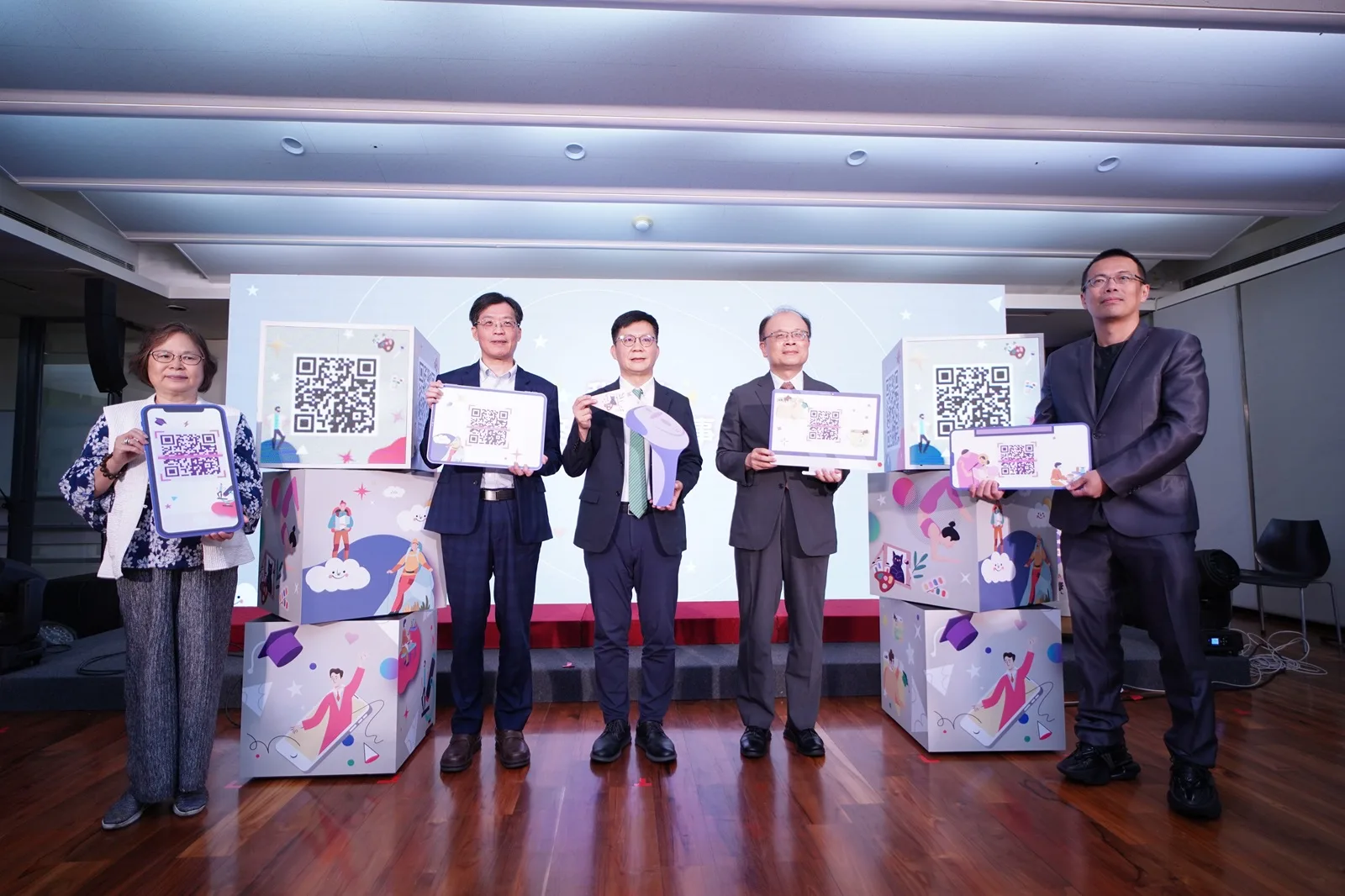 教育部宣布推動「終身學習券」,5月30日起開放6歲以上國民登記,抽出2萬張、每張1千元,可抵免社區大學、樂齡大學學費。教育部提供