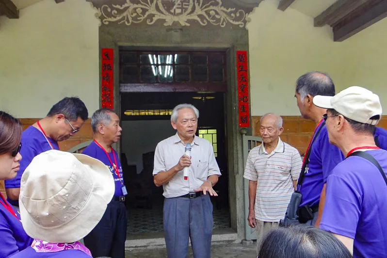 2021年客家夏令營在關西舉行,學員到「十子登科」范家高平堂參觀,范光群(手持麥克風)回老家導覽解說,他右邊是五哥范光銘,左邊是《客家》雜誌發行人陳石山律師。張義品提供