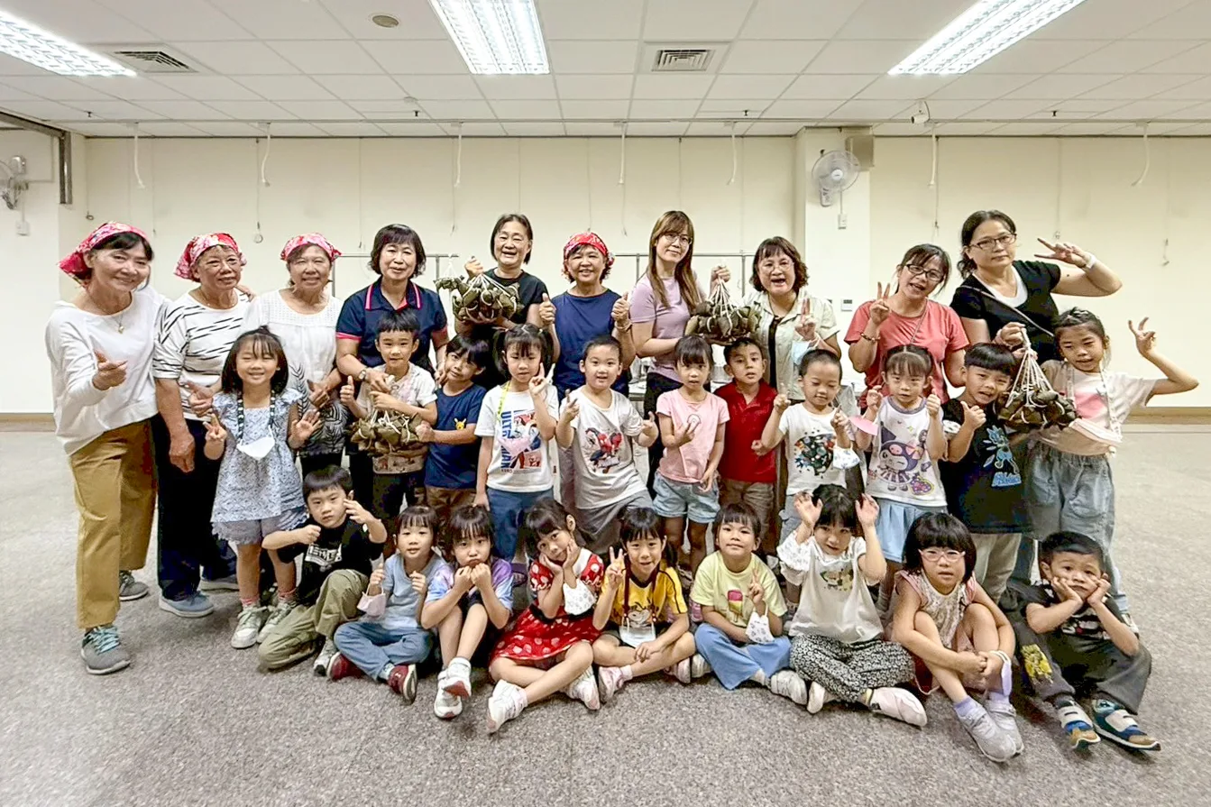 火焰蟲非營利幼兒園今(29)日上午在客家文物館舉辦包粽活動。高雄市客委會提供