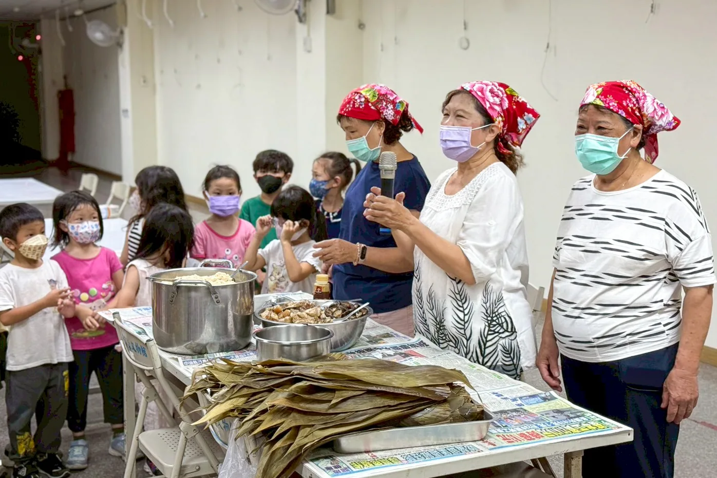 火焰蟲非營利幼兒園今(29)日上午在客家文物館舉辦包粽活動。高雄市客委會提供