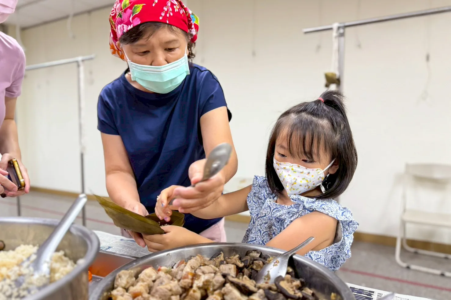 火焰蟲非營利幼兒園今(29)日上午在客家文物館舉辦包粽活動。高雄市客委會提供