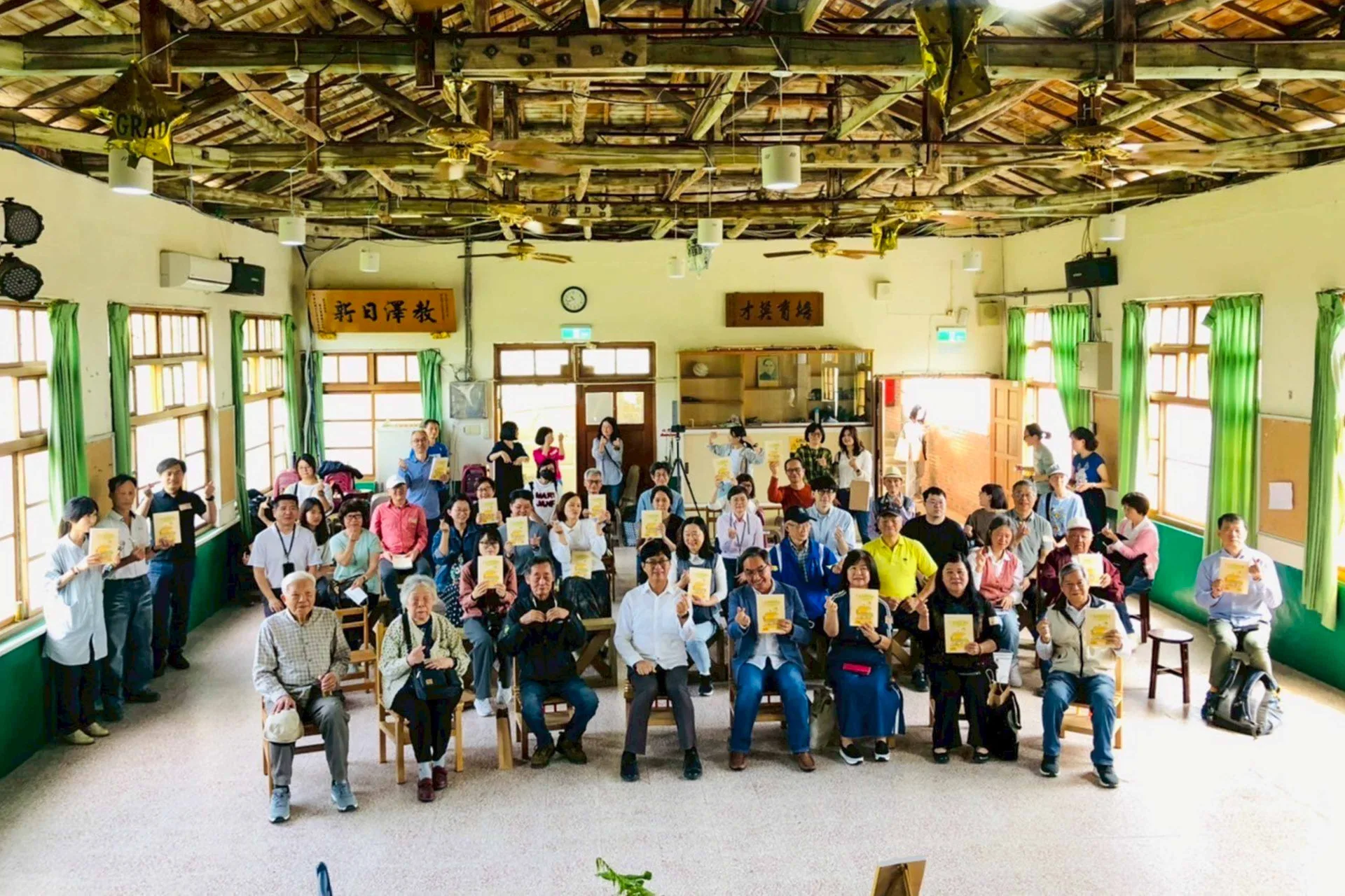 育英樓窗戶特別多,為著通風,屋頂樹材毋係四角形,保留樹材樣貌。穿山甲小隊翕