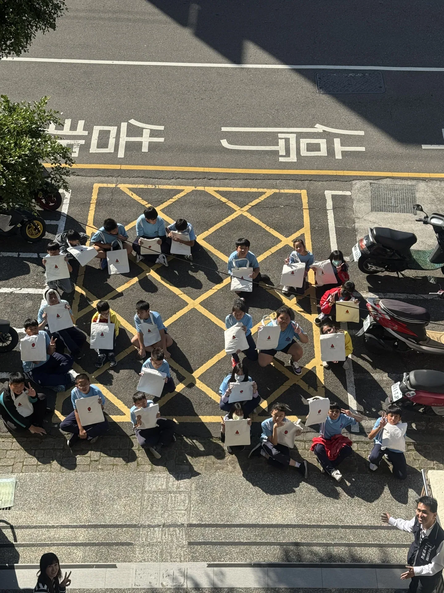 東勢國小6年3班排出「63」留下紀念。台中市政府提供