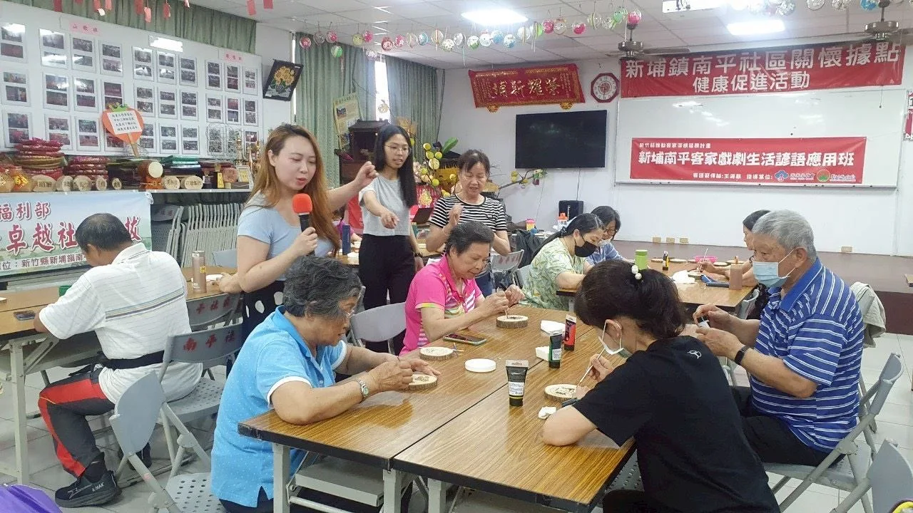 南平社區長輩手作梨木杯墊。新竹縣政府提供