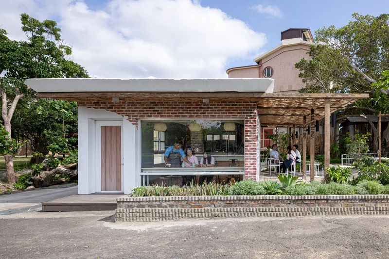 屏東縣恆春工商活化閒置空地，由鳴築景觀與建築師陳宣如設計「綠境學堂」，團隊運用回收銀合歡木料，打造具地方特色的遮陽廊架，成為結合咖啡課程、實習與社區互動的戶外開放小客廳。台灣設計研究院提供