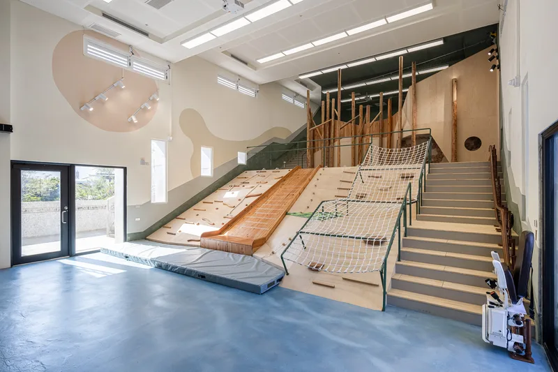 台東大學附屬特殊教育學校打造全台首座特教生室內攀岩場，將原本使用率不高的階梯教室，轉化為探索場域，結合不同挑戰強度的攀岩設施和多元攀爬區。台灣設計研究院提供