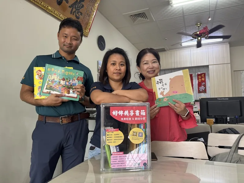 王信傑(左)、廖婉婷(中)夫妻有感於在雲林縣崙背鄉取得書籍不便利,成立「詔安好伴屋」獨立書屋,今年初與店家配合推共享書箱,提升孩童閱讀力。中央社