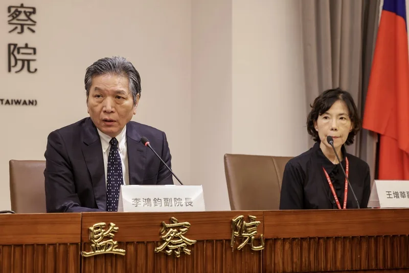 監察院副院長李鴻鈞(左)、副秘書長王增華(右)2日在監察院召開記者會,說明李俊俋請辭事宜。中央社