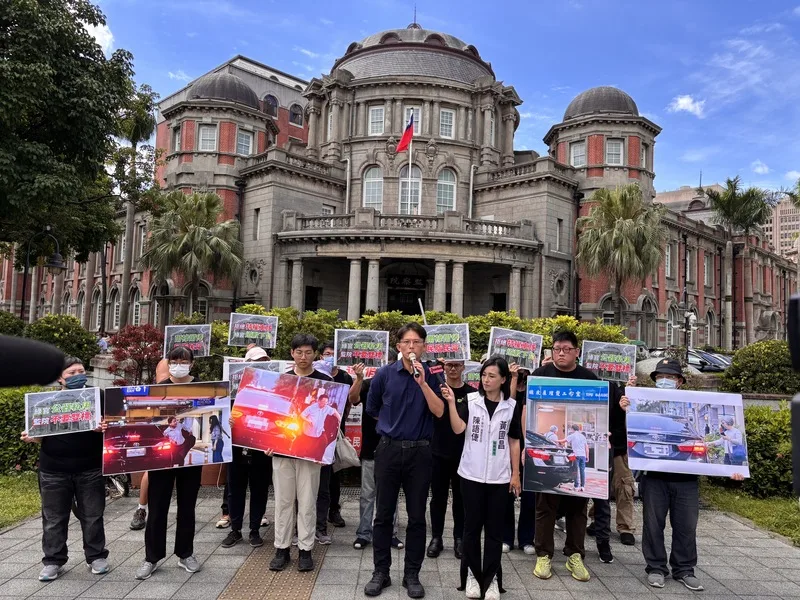 民眾黨立委黃國昌(前排中),2日上午召開記者會,質疑監察院何時打算對自己人提出彈劾。中央社