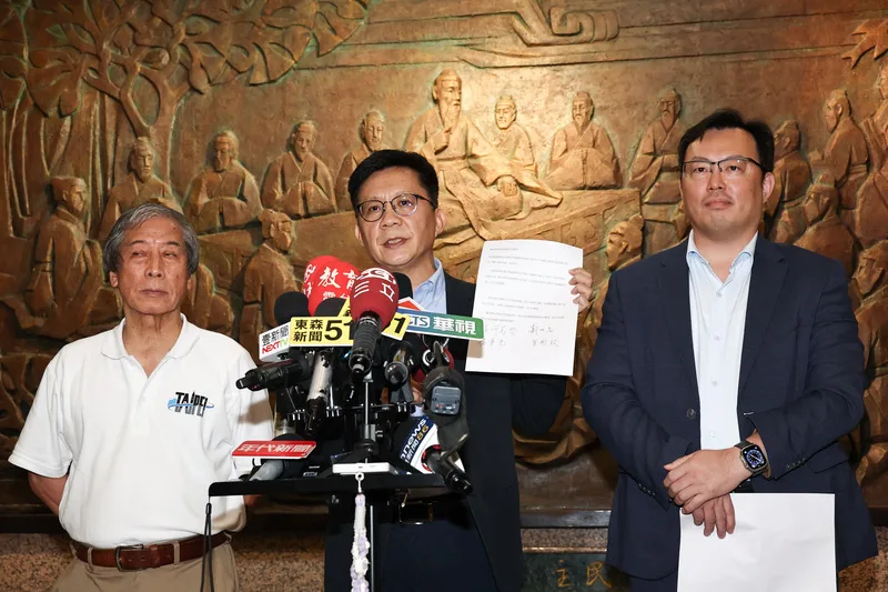教育部3日傍晚召開記者會,次長張廖萬堅(中)、體育署長鄭世忠(右)、桌球協會理事長趙重光(左)共同發表3點聲明。中央社