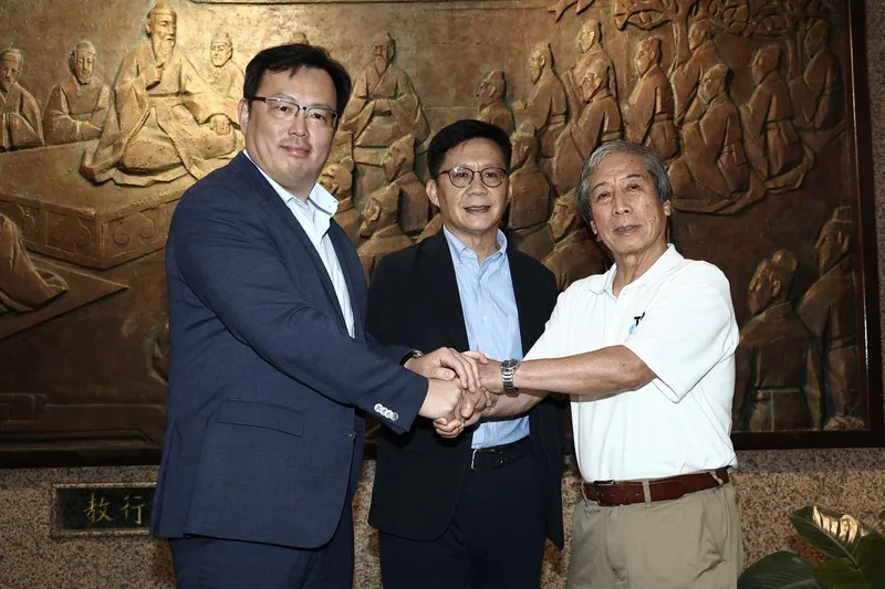 教育部次長張廖萬堅(中)、體育署長鄭世忠(左)、桌球協會理事長趙重光(右)3日下午一同在教育部開會,經過1個多小時討論後,共同發表3點聲明,聲明當中,桌協祕書長葉國欽為爭議事件公開道歉。中央社