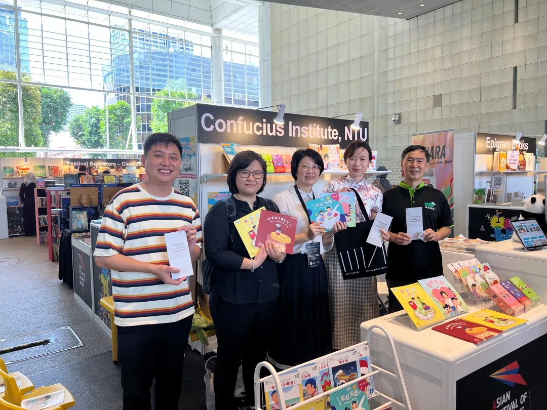 中市圖與新加坡南洋理工大學孔子學院交流合影，中為台中市立圖書館館長曾惠君。台中市政府提供